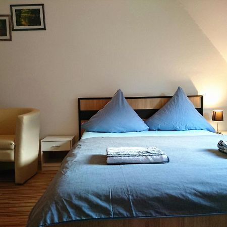 Nest City - Not A Hotel, Private Room With Shared Showers, No Parking, Breakfast, Or Kitchen, Towels Available For A Fee, Check-In 4 Pm To 11 Pm Констанц Экстерьер фото